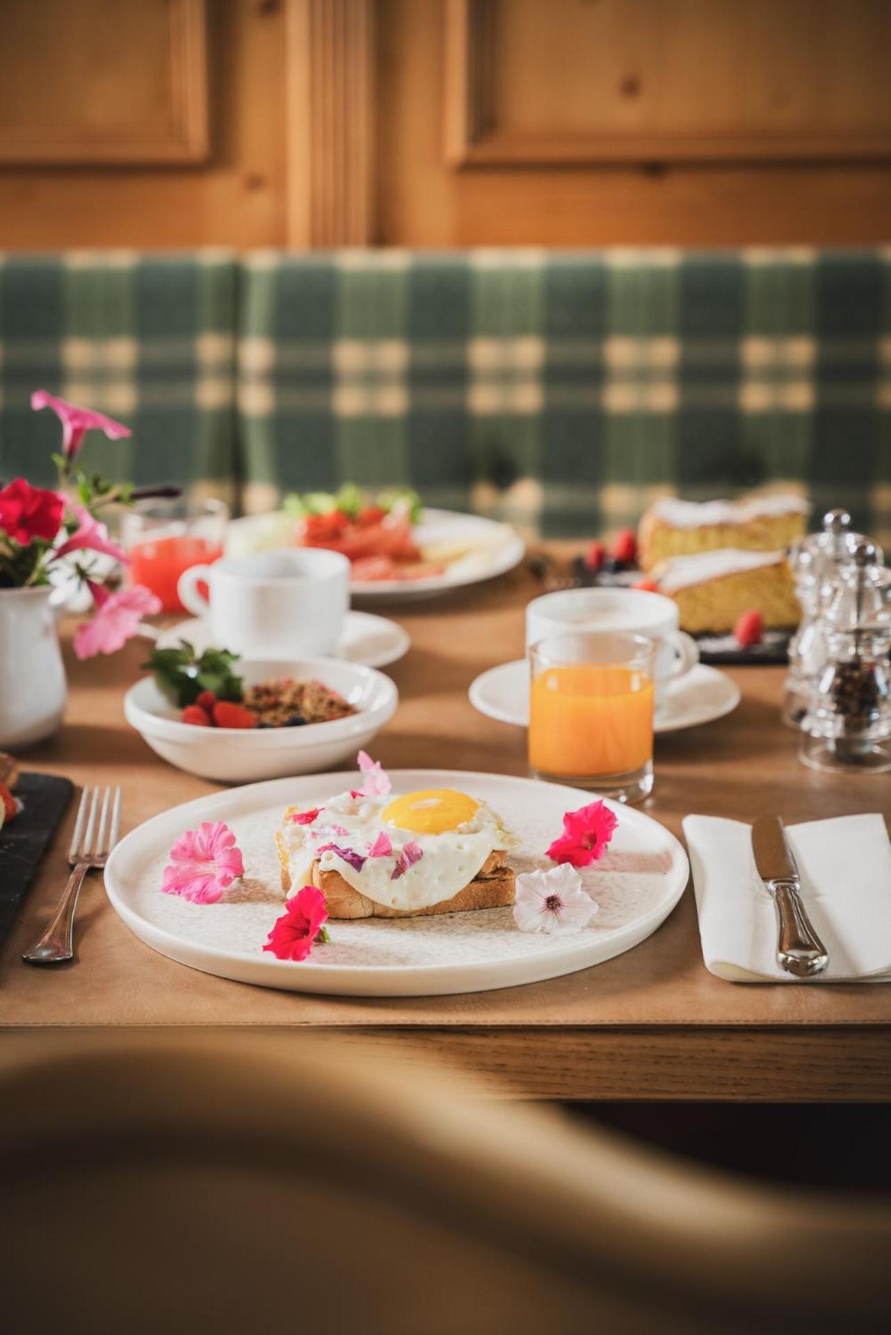 Hotel Gianna Мадонна-ді-Кампільйо Екстер'єр фото