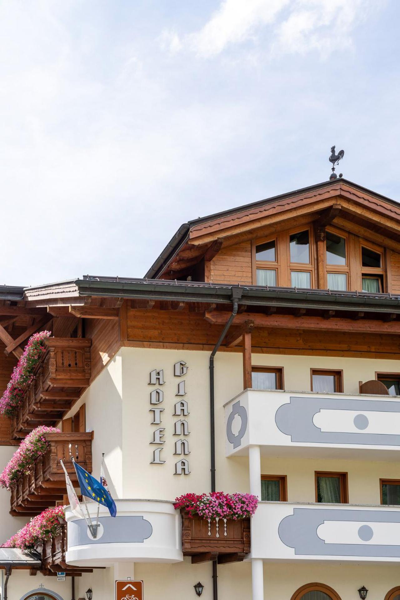 Hotel Gianna Мадонна-ді-Кампільйо Екстер'єр фото