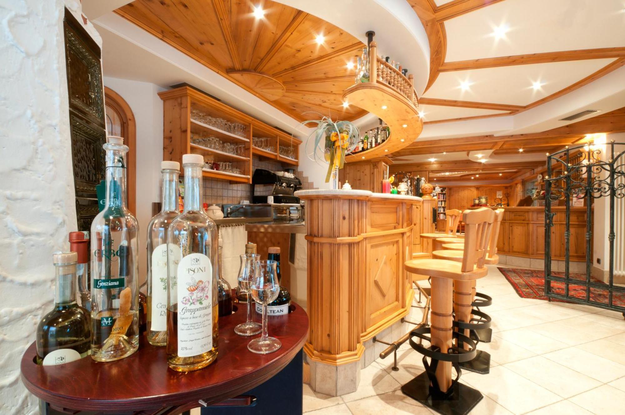 Hotel Gianna Мадонна-ді-Кампільйо Екстер'єр фото